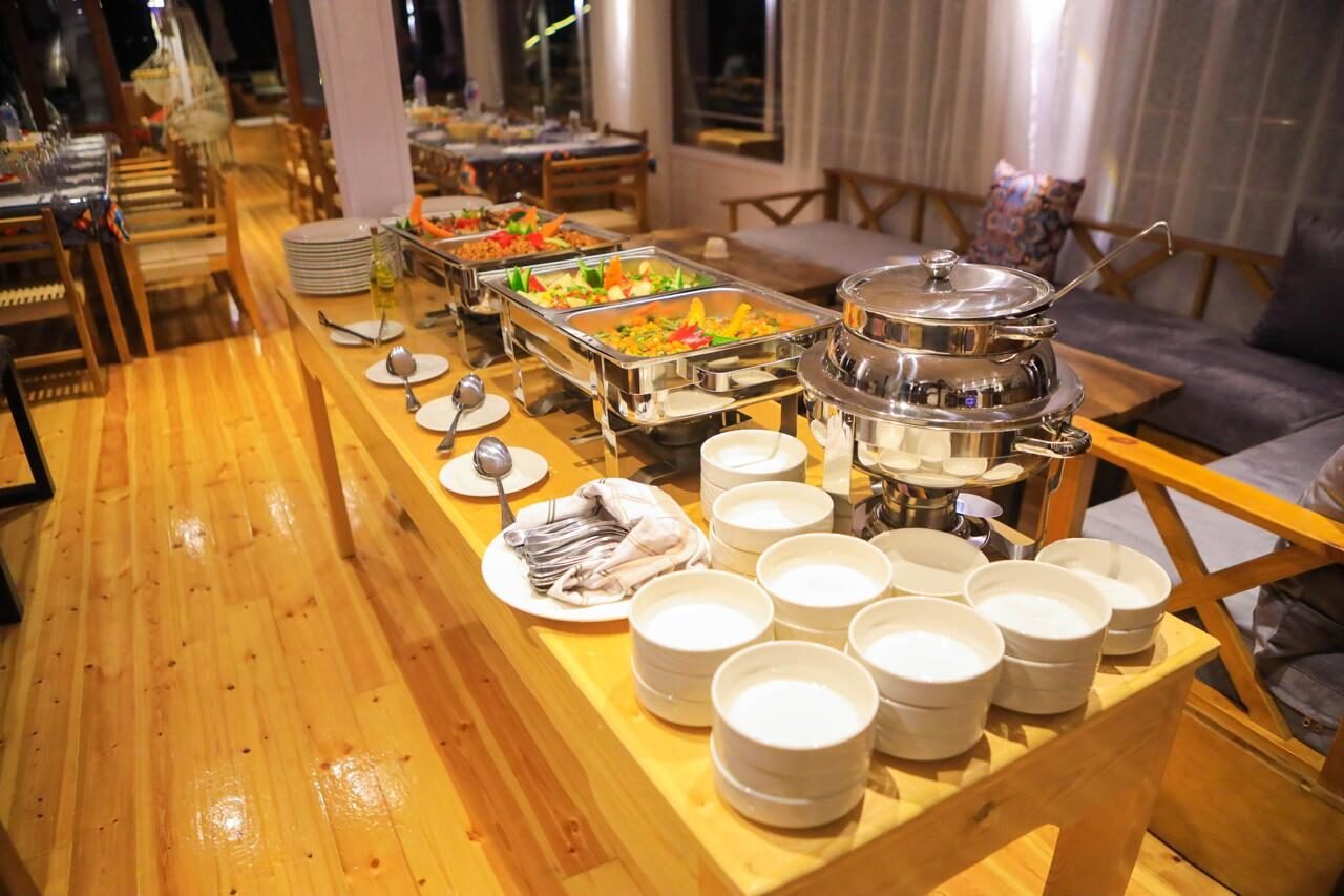 NR-HM dahabiya onboard dining setup with buffet-style meal presentation