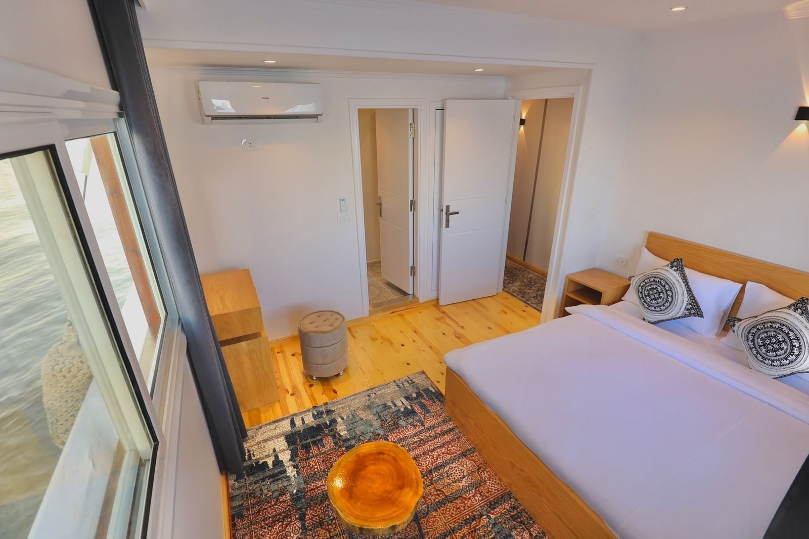 NR-HM private dahabiya cabin with bed, window, air conditioning, and Nile view