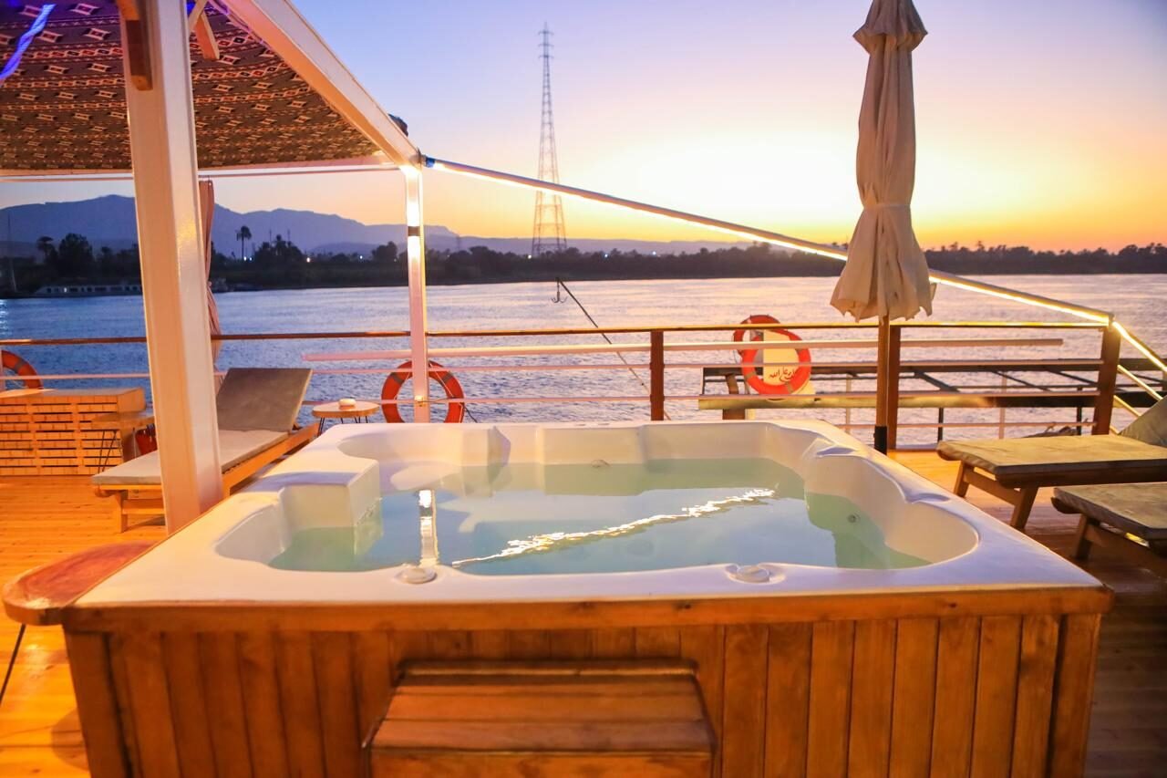 NR-HM upper deck relaxation area with Nile sunset view