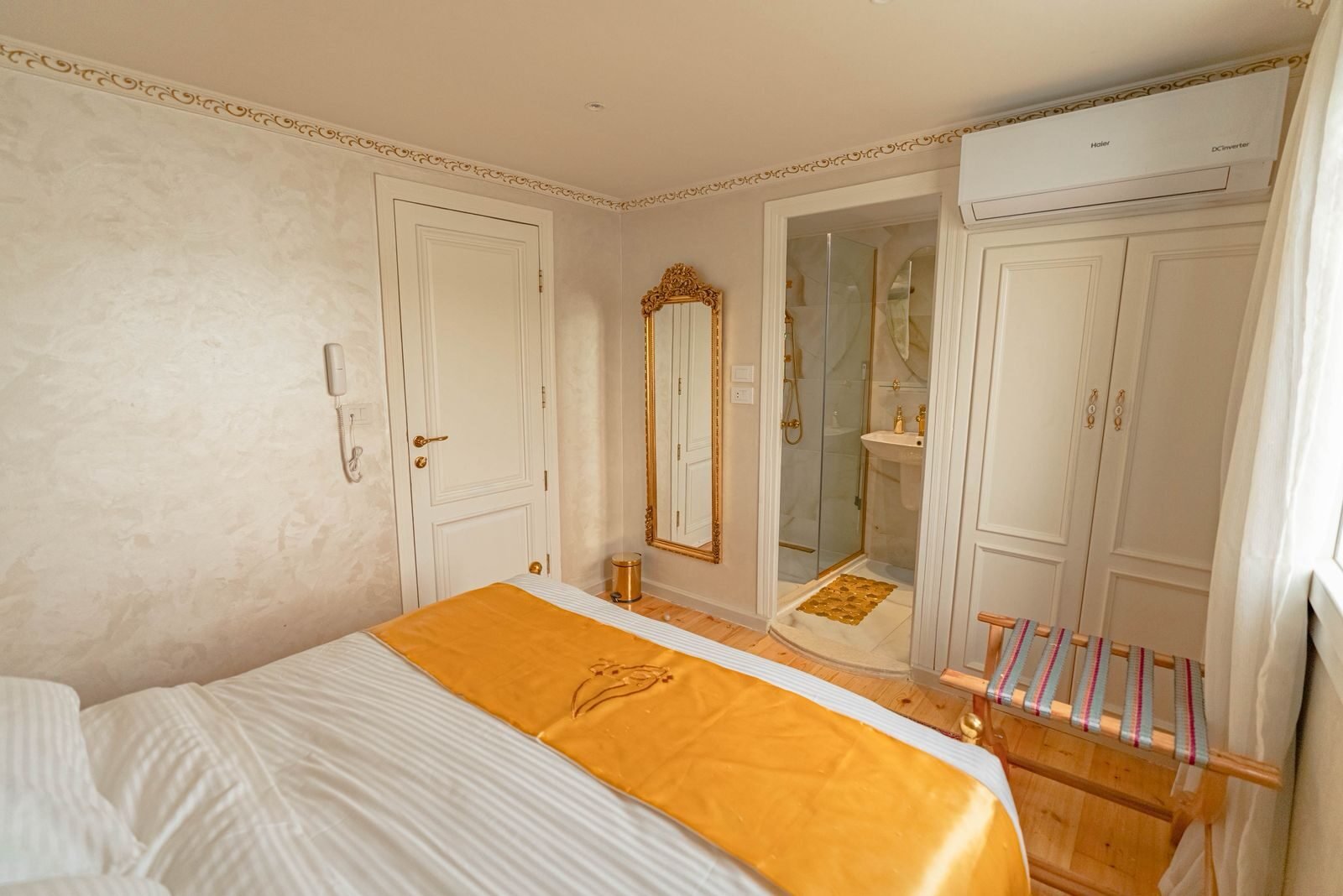 NR-KZ dahabiya cabin with bathroom access and classic onboard comfort details