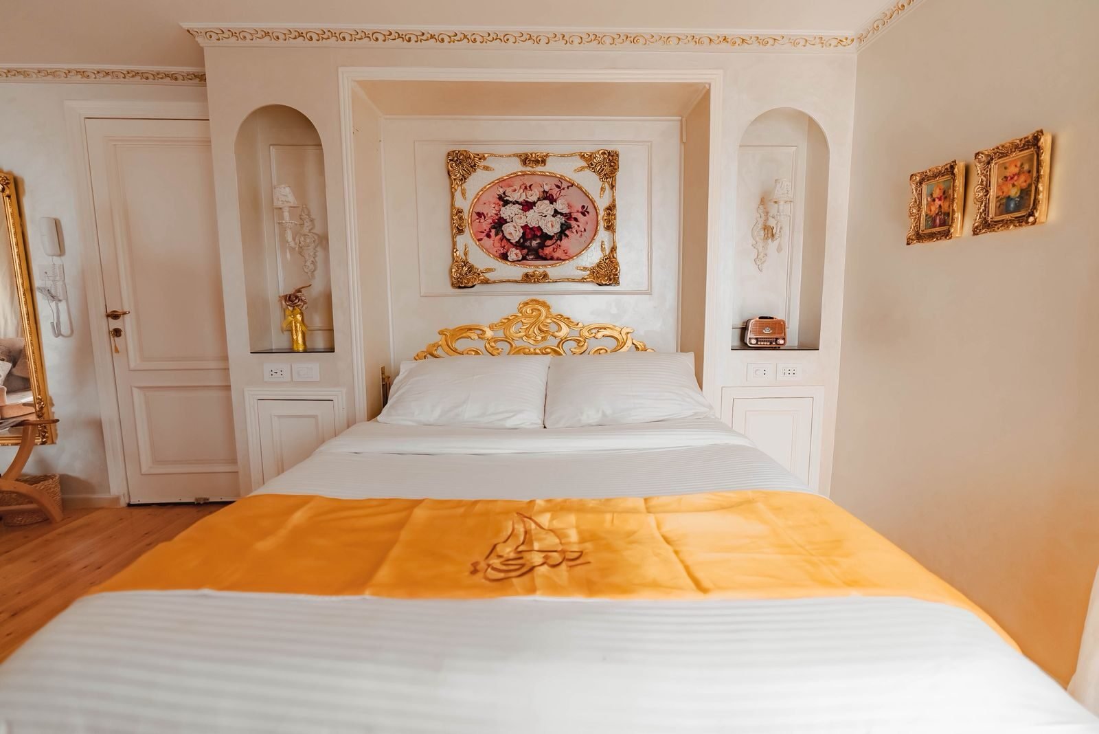 NR-KZ ornate private dahabiya cabin with classic romantic design details