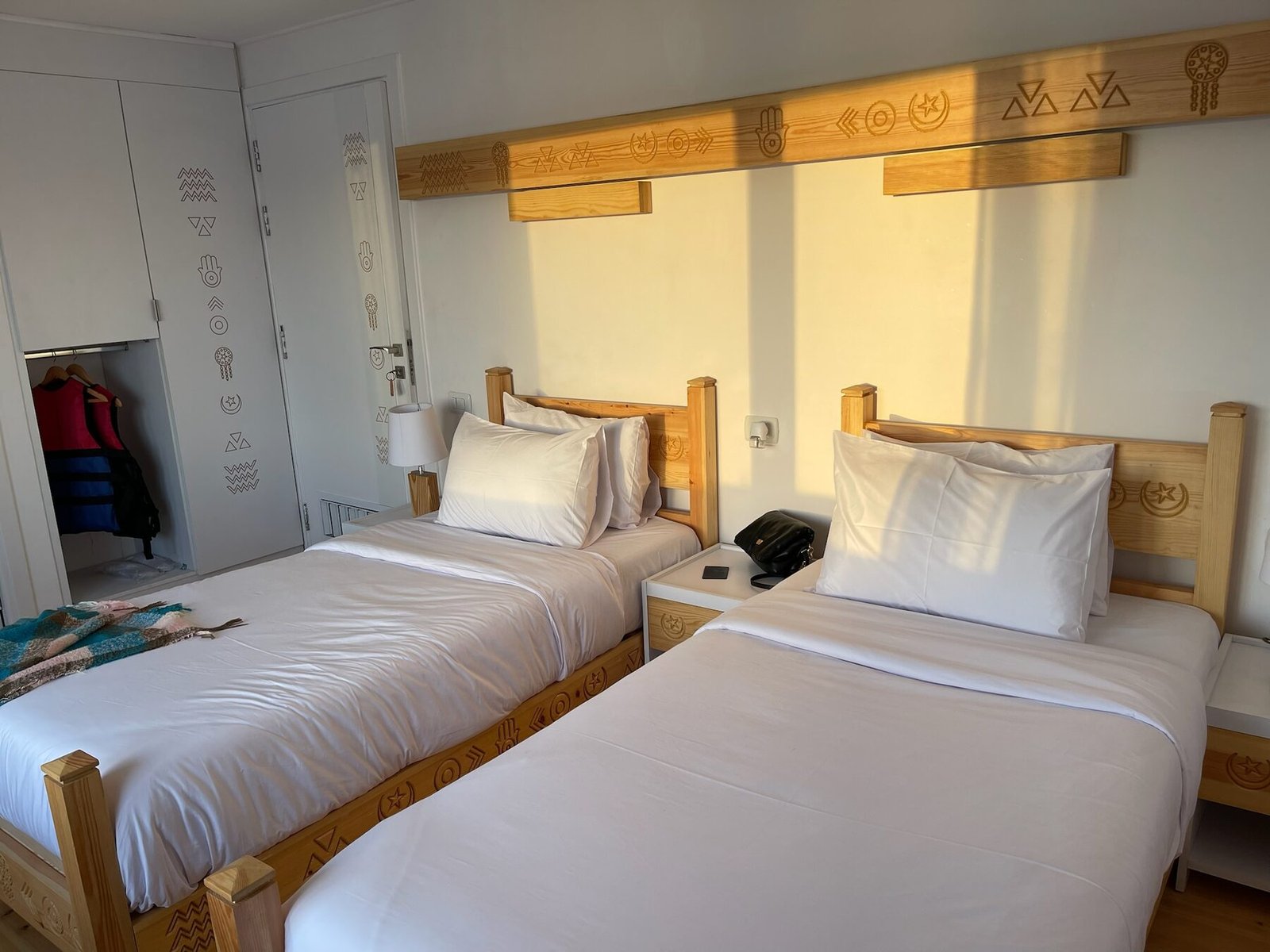 NR-SF dahabiya twin cabin with clean bedding, wooden details, and private comfort